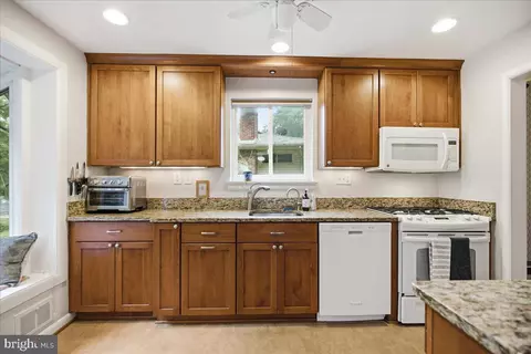 Kitchen - 10802 Lockridge Dr, Silver Spring, MD 20901 photo 2 of 5