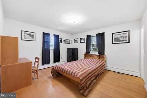 Bedroom - 12201 Greenridge Dr, Boyds, MD 20841 photo 2 of 5