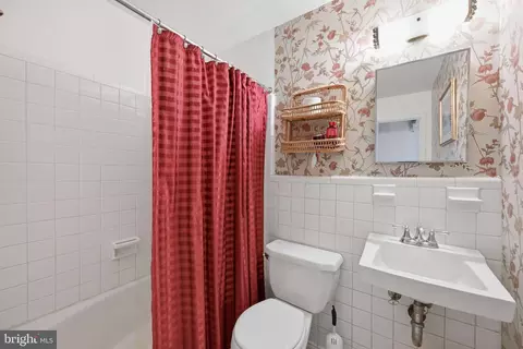 Bath - 12201 Greenridge Dr, Boyds, MD 20841 photo 2 of 3