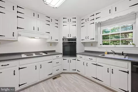 Kitchen - 12201 Greenridge Dr, Boyds, MD 20841 photo 2 of 3