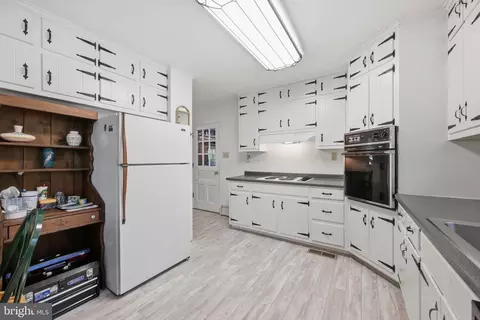 Kitchen - 12201 Greenridge Dr, Boyds, MD 20841 photo 3 of 3