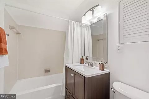 Bath - 2116 Bucknell Ter #35, Silver Spring, MD 20902 photo 2 of 4