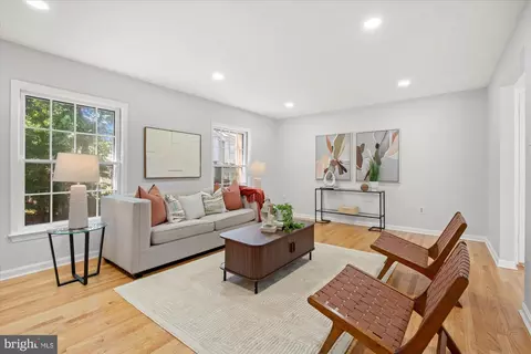 Living - 2116 Bucknell Ter #35, Silver Spring, MD 20902 photo 2 of 6