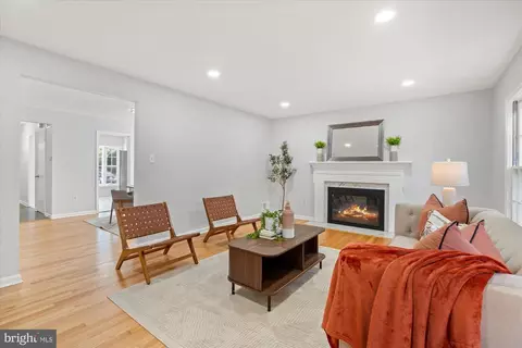 Living - 2116 Bucknell Ter #35, Silver Spring, MD 20902 photo 3 of 6