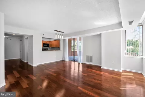 10101 Grosvenor Pl #305, Rockville, MD 20852