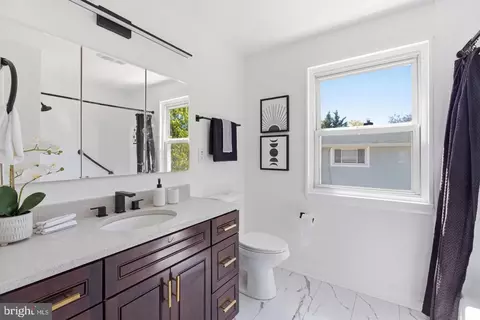 Bath - 13220 Holdridge Rd, Silver Spring, MD 20906 photo 1 of 2