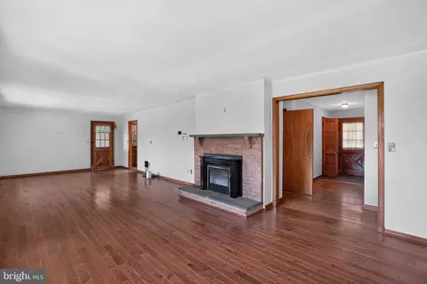 Living - 22300 Peach Tree Rd, Boyds, MD 20841 photo 2 of 6
