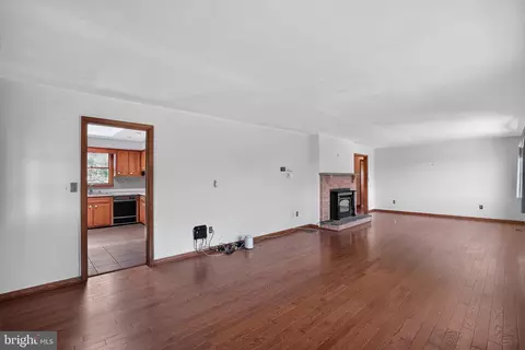 Living - 22300 Peach Tree Rd, Boyds, MD 20841 photo 3 of 6
