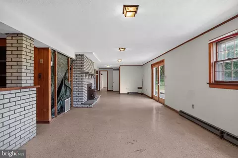 Living - 22300 Peach Tree Rd, Boyds, MD 20841 photo 6 of 6