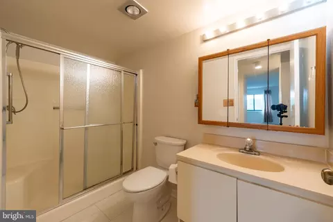 Bath - 15101 Interlachen Dr #1-924, Silver Spring, MD 20906 photo 1 of 1