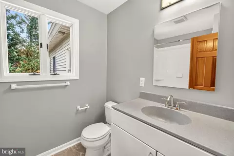 Bath - 19613 Bodmer Ave, Poolesville, MD 20837 photo 2 of 3