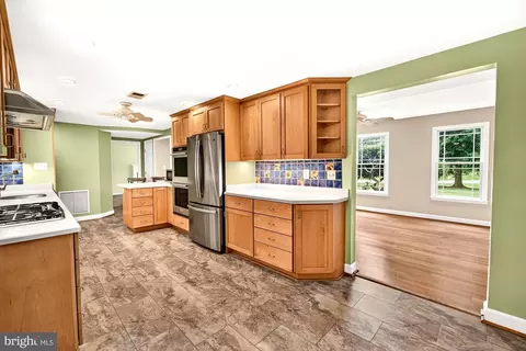 Kitchen - 19613 Bodmer Ave, Poolesville, MD 20837 photo 10 of 10