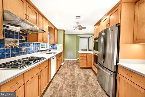Kitchen - 19613 Bodmer Ave, Poolesville, MD 20837 photo 4 of 10