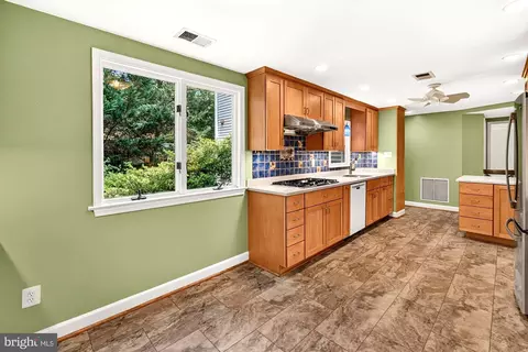 Kitchen - 19613 Bodmer Ave, Poolesville, MD 20837 photo 8 of 10