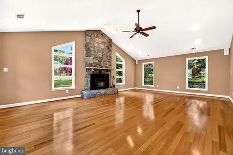 Living - 19613 Bodmer Ave, Poolesville, MD 20837 photo 4 of 7