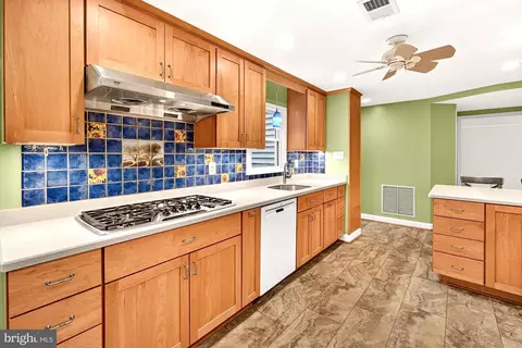 Kitchen - 19613 Bodmer Ave, Poolesville, MD 20837 photo 5 of 10