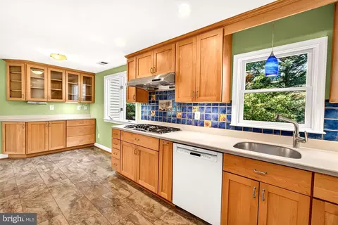 Kitchen - 19613 Bodmer Ave, Poolesville, MD 20837 photo 6 of 10