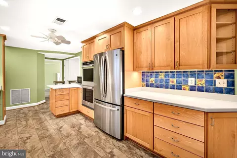 Kitchen - 19613 Bodmer Ave, Poolesville, MD 20837 photo 7 of 10