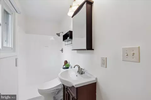 Bath - 9817 Cherry Tree Ln, Silver Spring, MD 20901 photo 2 of 3