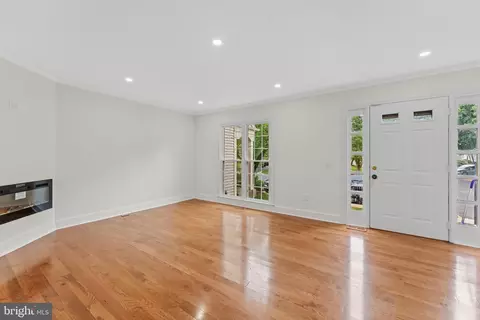 Living - 671 Concerto Ln, Silver Spring, MD 20901 photo 4 of 9