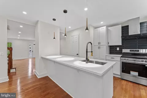 Entry Way - 671 Concerto Ln, Silver Spring, MD 20901 photo 2 of 7