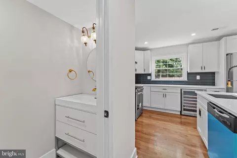 Entry Way - 671 Concerto Ln, Silver Spring, MD 20901 photo 5 of 7