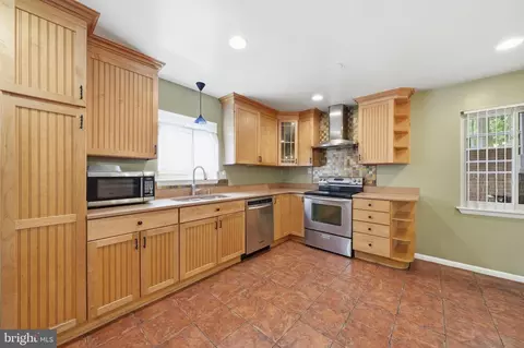 Kitchen - 11412 Fairoak Dr, Silver Spring, MD 20902 photo 5 of 7