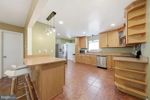 Kitchen - 11412 Fairoak Dr, Silver Spring, MD 20902 photo 4 of 7