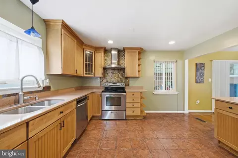 Kitchen - 11412 Fairoak Dr, Silver Spring, MD 20902 photo 6 of 7