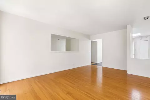 Living - 9004 Paddock Ln, Potomac, MD 20854 photo 2 of 3