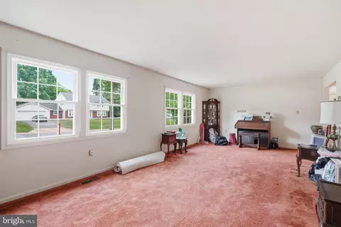 Living - 14008 Breeze Hill Ln, Silver Spring, MD 20906 photo 3 of 8
