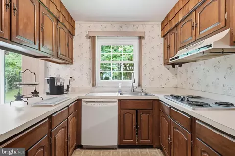 Kitchen - 14008 Breeze Hill Ln, Silver Spring, MD 20906 photo 4 of 6