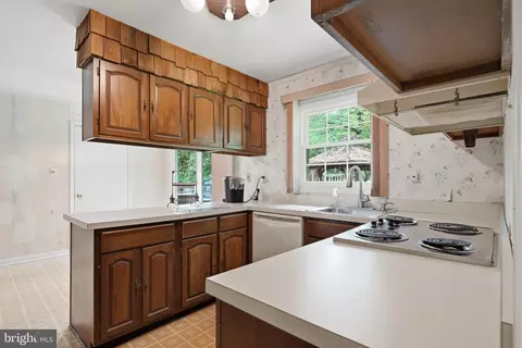 Kitchen - 14008 Breeze Hill Ln, Silver Spring, MD 20906 photo 3 of 6