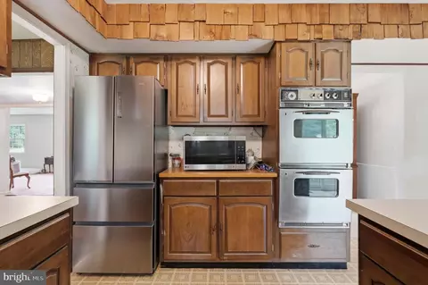 Kitchen - 14008 Breeze Hill Ln, Silver Spring, MD 20906 photo 5 of 6