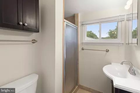 Bath - 11400 Cloverhill Dr, Silver Spring, MD 20902 photo 2 of 4