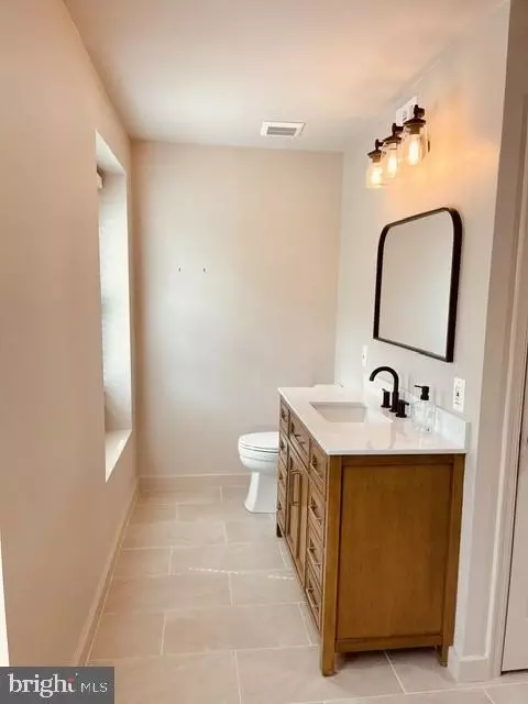Bath - 1016 Windrush Ln, Sandy Spring, MD 20860 photo 2 of 4