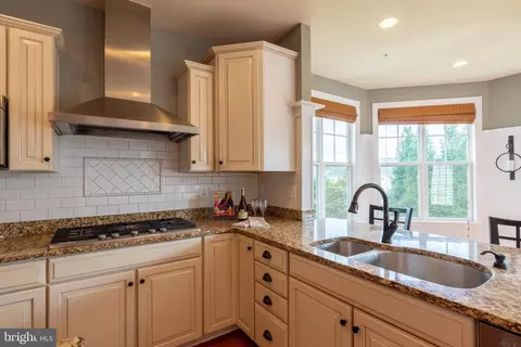 Kitchen - 17929 Bliss Dr, Poolesville, MD 20837 photo 4 of 7