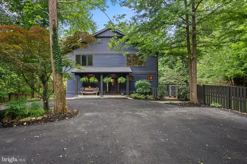 8025 Riverside Dr, Cabin John, MD 20818
