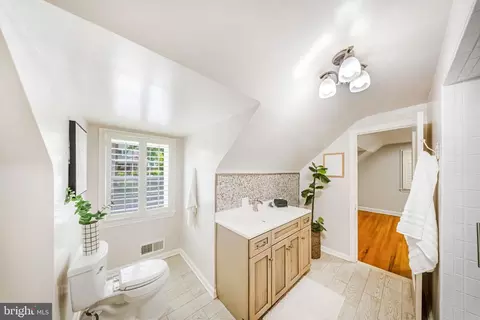 Bath - 9920 Capitol View Ave, Silver Spring, MD 20910 photo 1 of 2