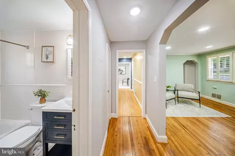 Entry Way - 9920 Capitol View Ave, Silver Spring, MD 20910 photo 3 of 8