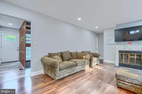 Entry Way - 1111 Hornell Dr, Silver Spring, MD 20905 photo 2 of 8