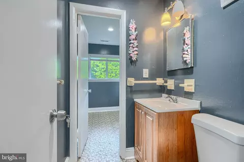 Entry Way - 1111 Hornell Dr, Silver Spring, MD 20905 photo 7 of 8
