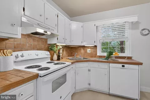 Kitchen - 2030 Lanier Dr, Silver Spring, MD 20910 photo 2 of 2