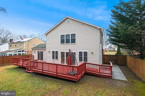 Exterior - 711 Lamberton Dr, Silver Spring, MD 20902 photo 5 of 7