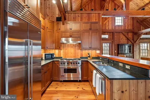Kitchen - 21100 W Offutt Rd, Poolesville, MD 20837 photo 3 of 3