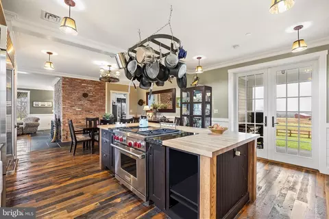 Kitchen - 21100 W Offutt Rd, Poolesville, MD 20837 photo 2 of 3