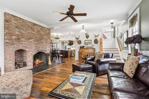 Living - 21100 W Offutt Rd, Poolesville, MD 20837 photo 1 of 1