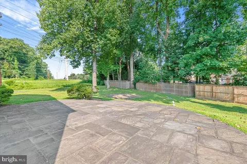 Exterior - 8403 Postoak Rd, Potomac, MD 20854 photo 3 of 6
