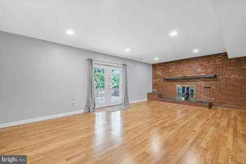 Living - 8403 Postoak Rd, Potomac, MD 20854 photo 2 of 7
