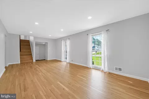 Living - 8403 Postoak Rd, Potomac, MD 20854 photo 5 of 7
